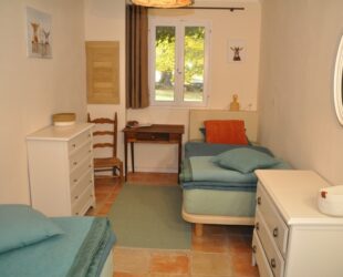 3. Chambres gîte Le Pigeonnier à Viens dans le Lubéron sous le marronnier